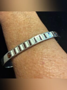 Henri Bendel New York Bangle
Bracelet Crystal Legendary
Stripes Luxury Signed